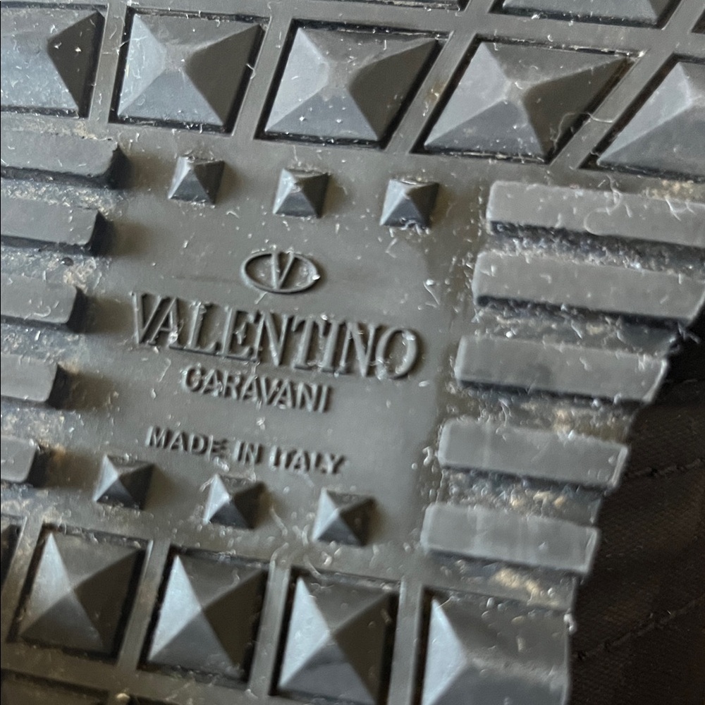Valentino Garavani Black & Red Camo Rockrunner Sneakers - Picture 13 of 16